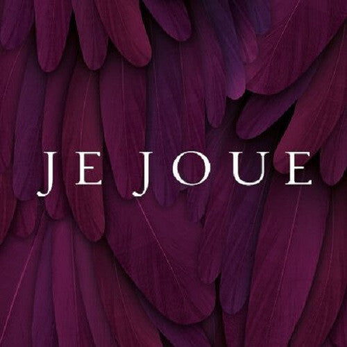 Close-up of purple feathers with 'JE JOUE' text overlay